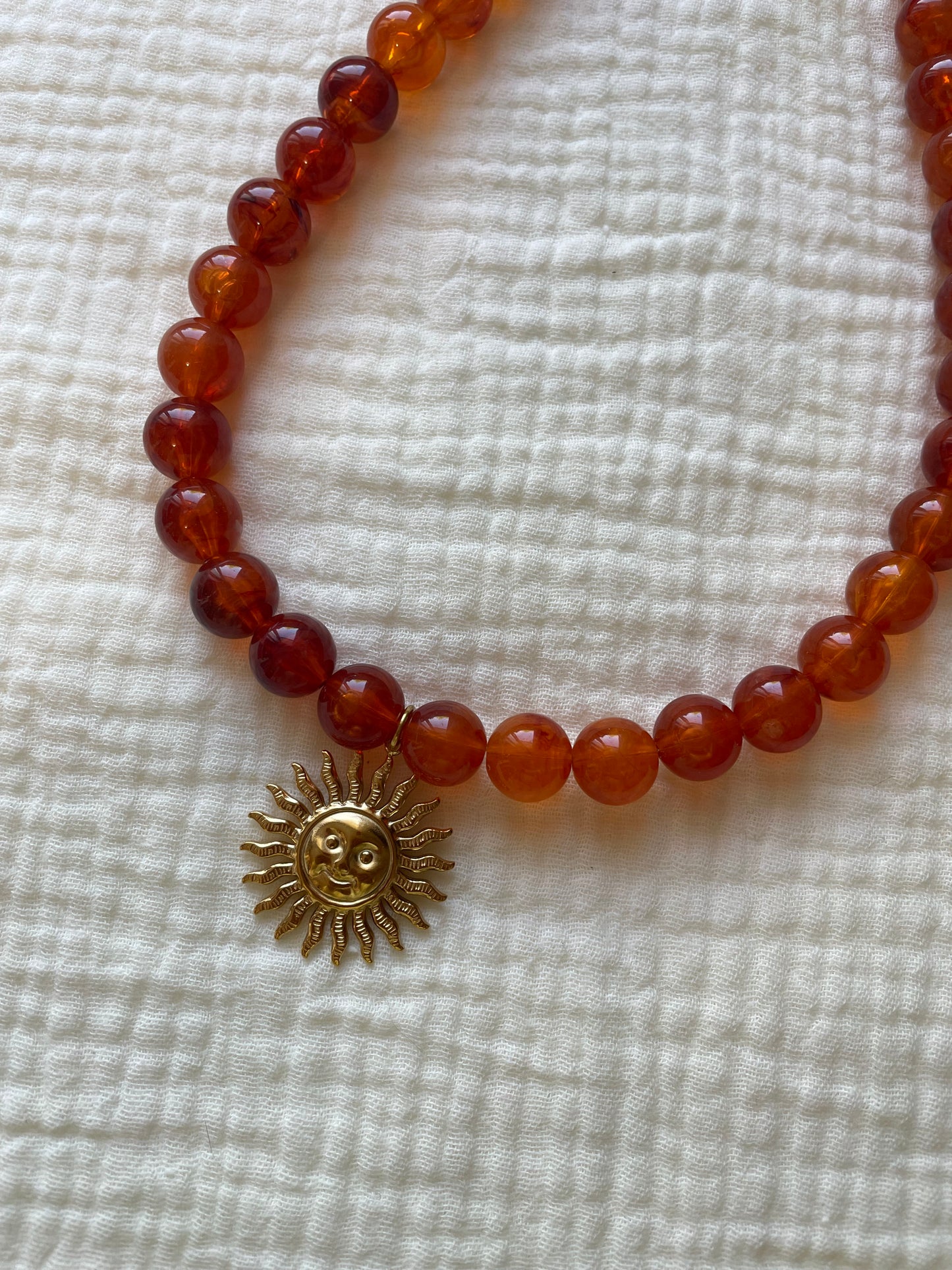 Collier Aventure – 5 variantes-Perles Acryliques Marbrées & Pendentifs Laiton Doré