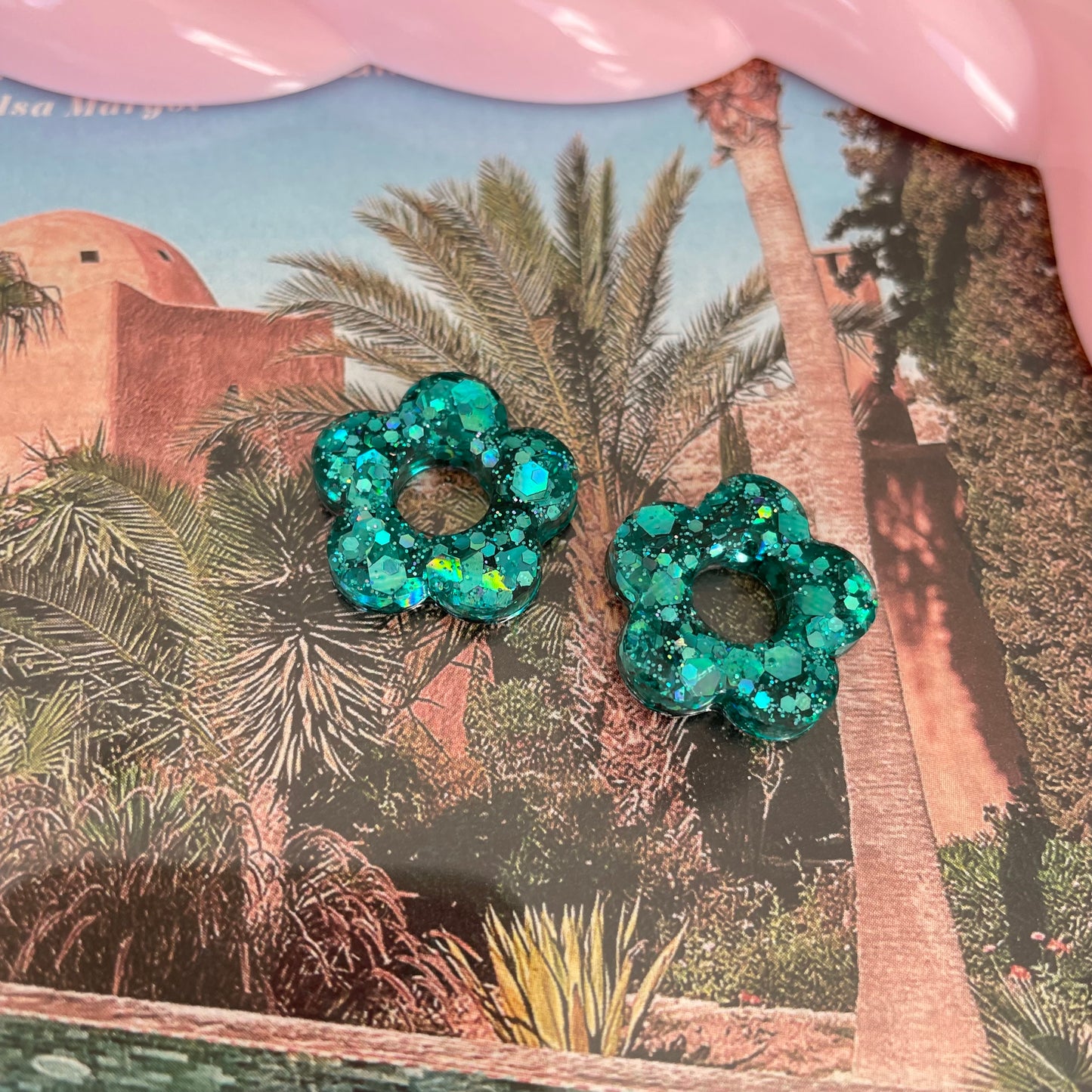 Gina – Boucles d'oreilles Fleur Résine Fait Main