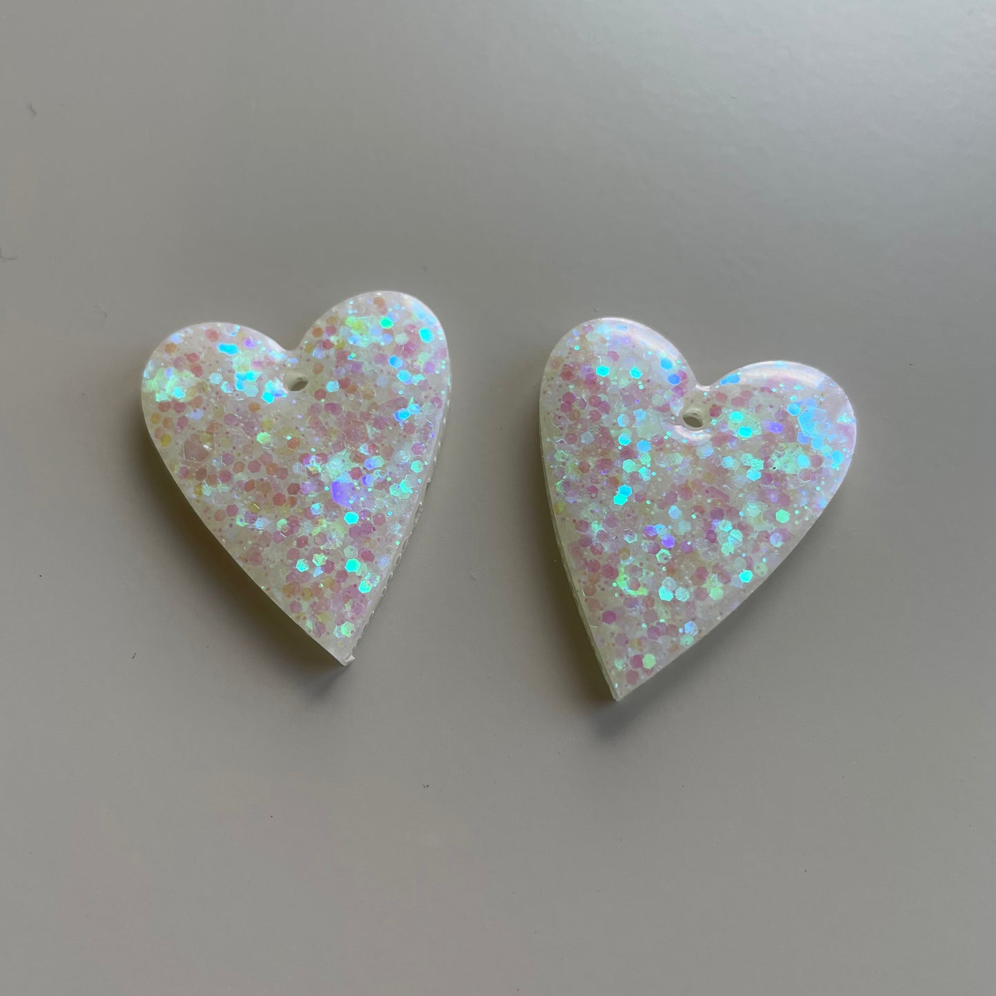 Louise – Boucles d'oreilles Cœur Résine & Paillettes