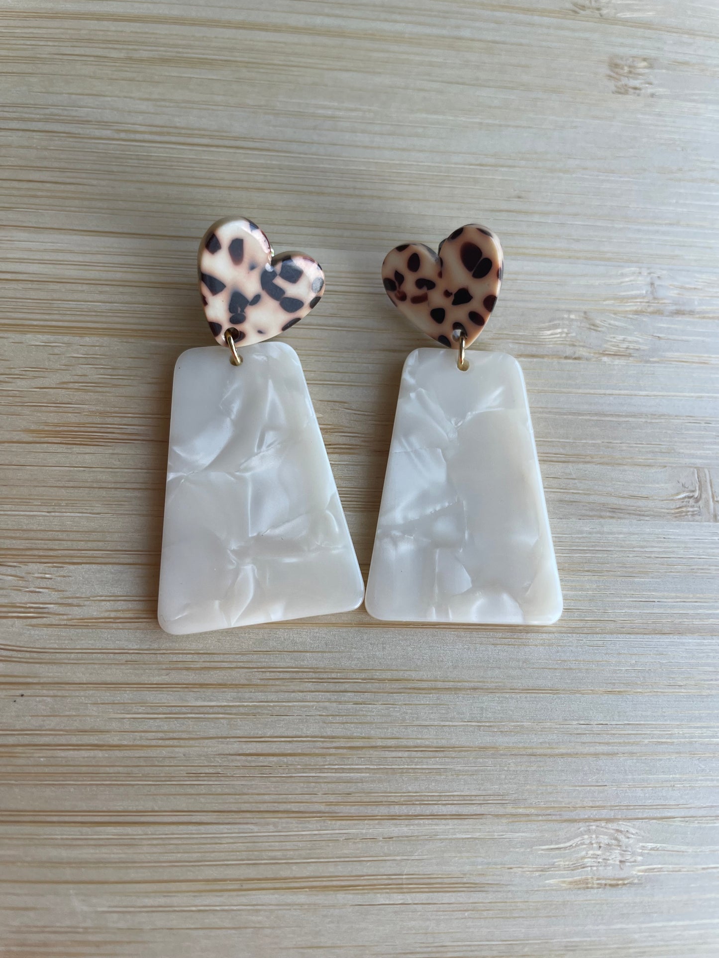 Charlotte – Boucles d'Oreilles Cœur Tacheté Pendentif Acétate | Julaè Bijoux