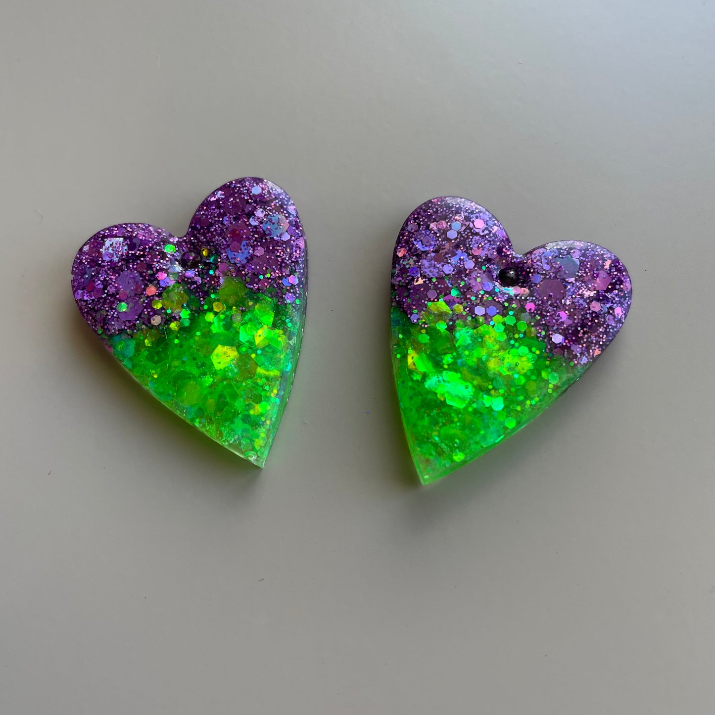 Louise – Boucles d'oreilles Cœur Résine & Paillettes