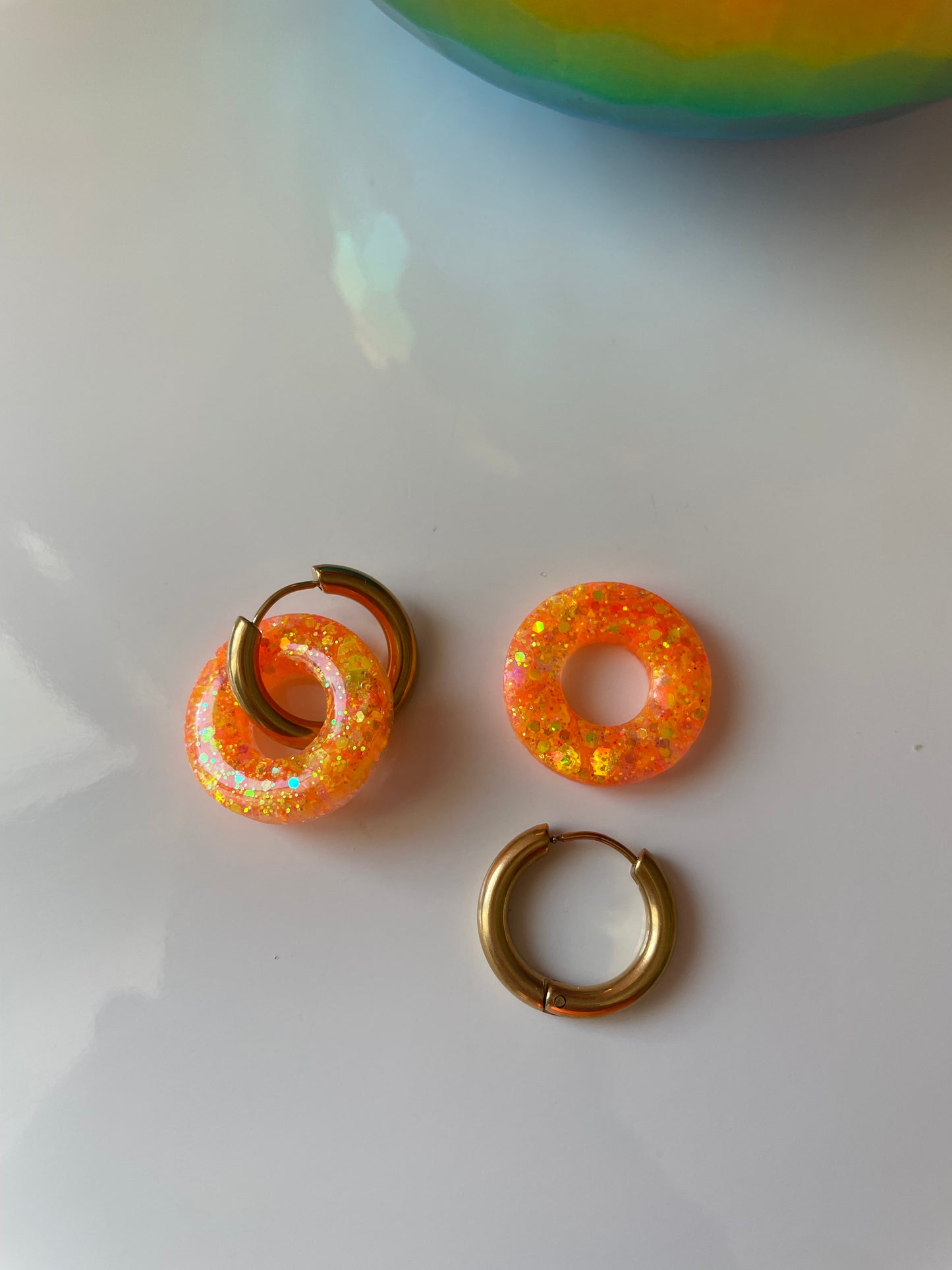 Bridget – Boucles d'oreilles Créoles Dorées & Paillettes