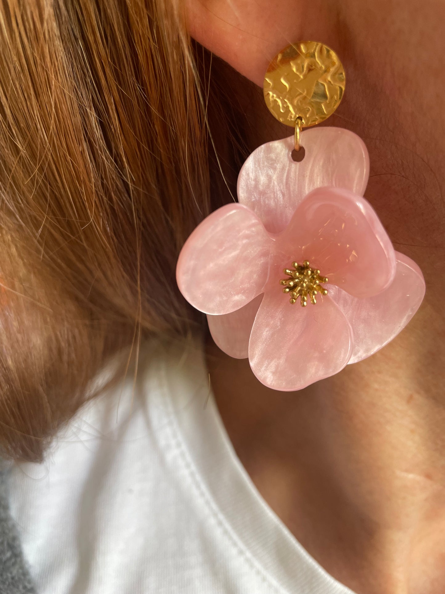 Maggie – Boucles d'oreilles Fleur Acrylique & Clou Doré Martelé