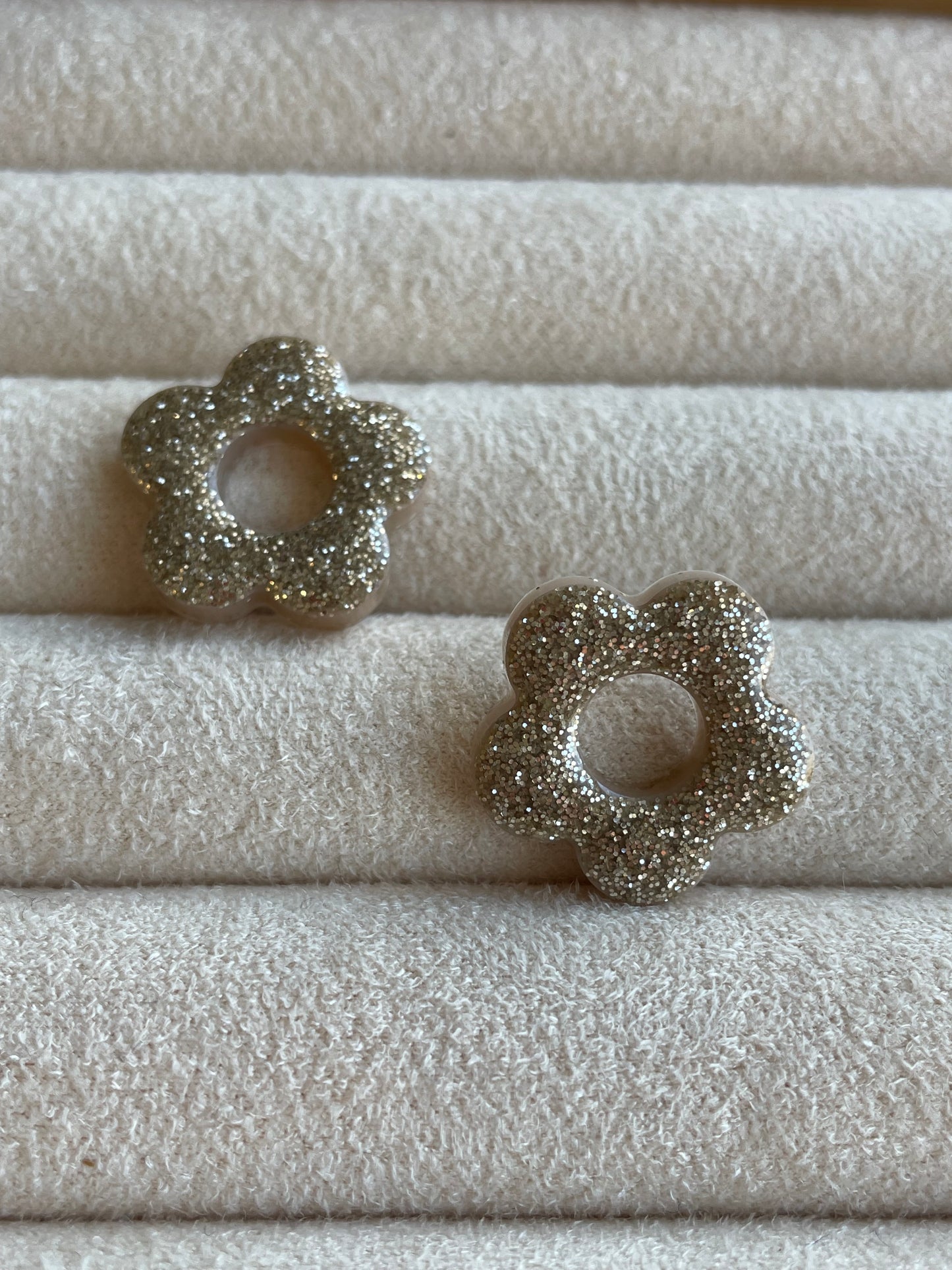 Gina – Boucles d'oreilles Fleur Résine Fait Main