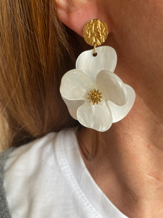 Maggie – Boucles d'oreilles Fleur Acrylique & Clou Doré Martelé
