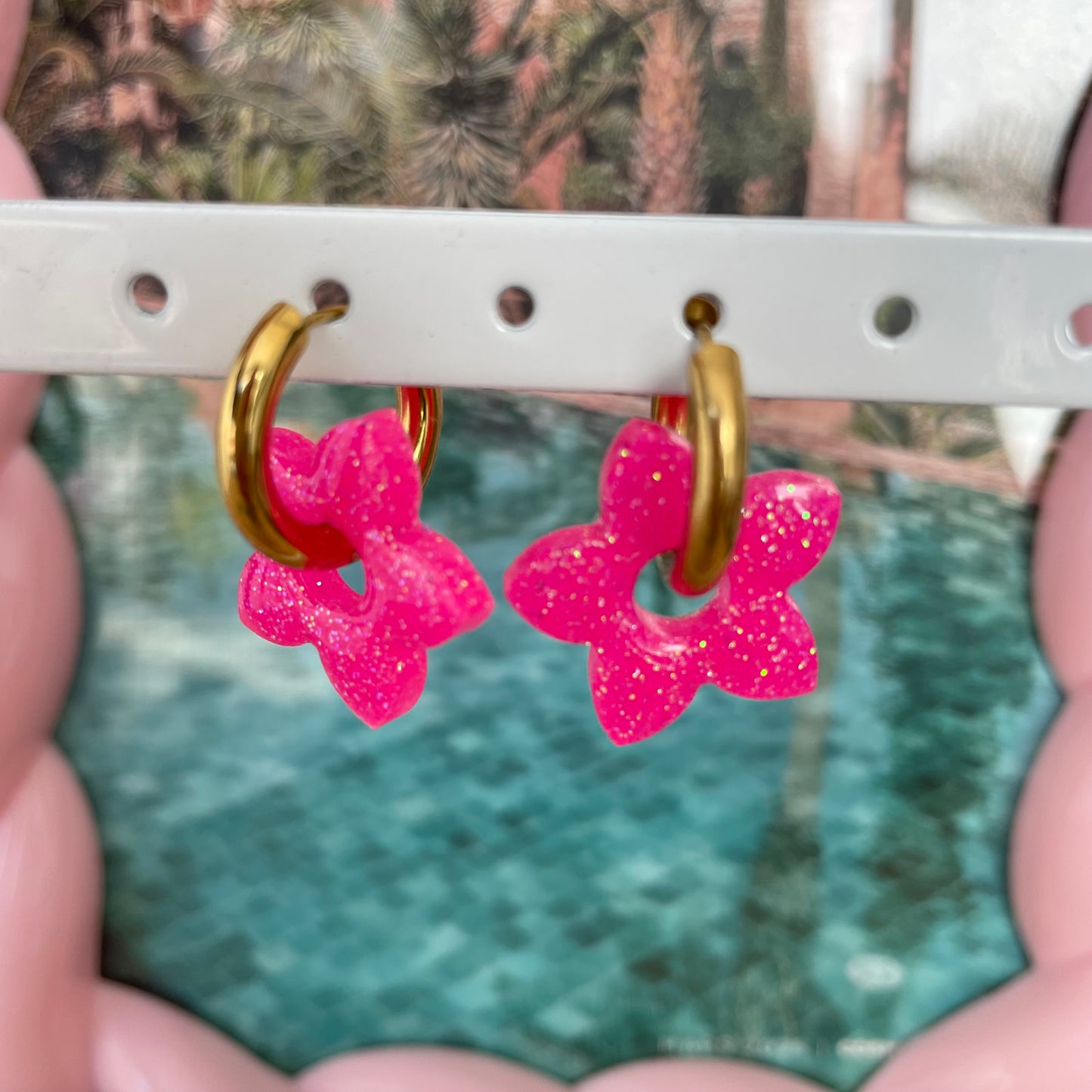 Alma – Boucles d'oreilles Fleur de Tiaré Résine & Paillettes