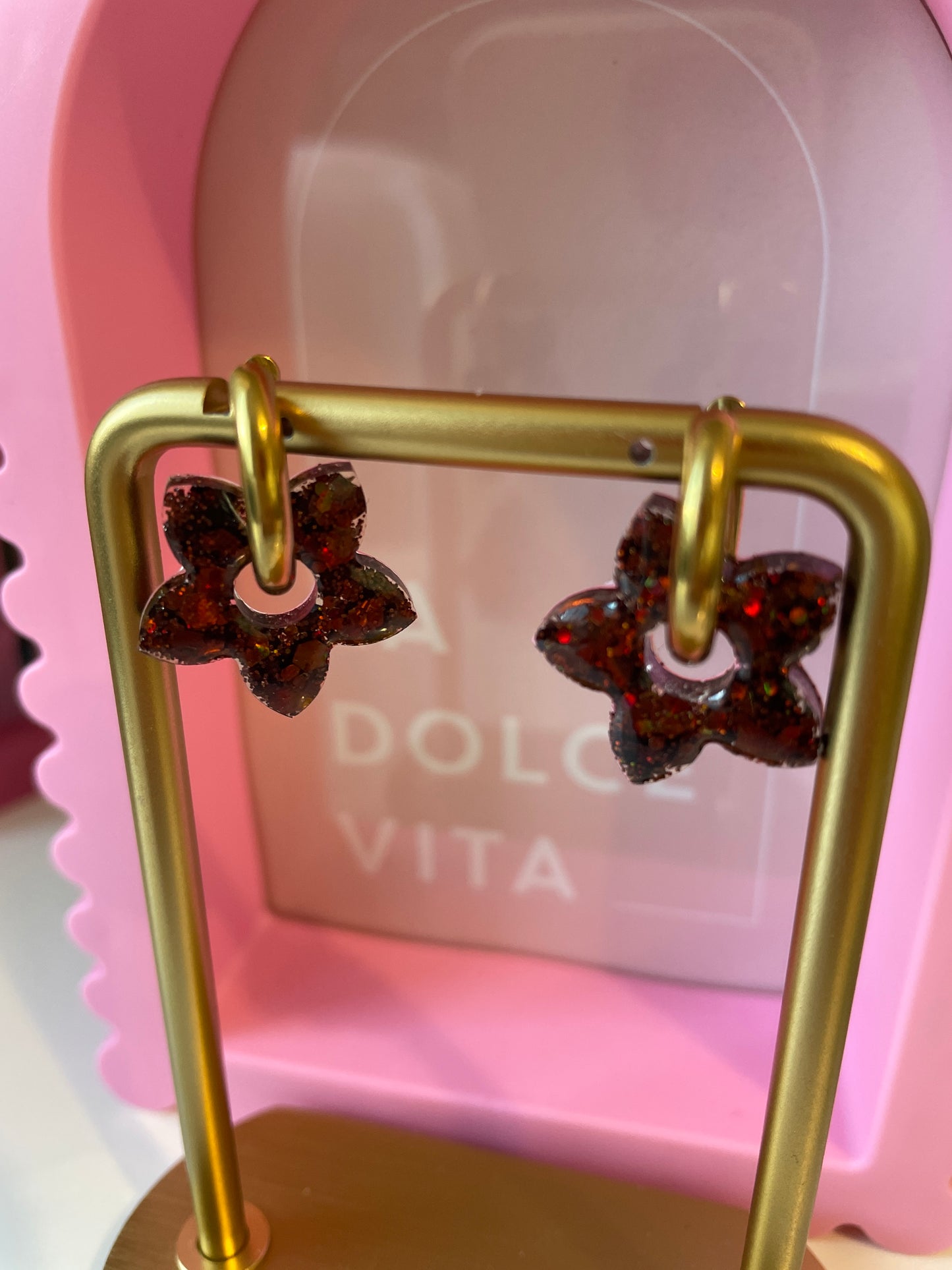 Alma – Boucles d'oreilles Fleur de Tiaré Résine & Paillettes