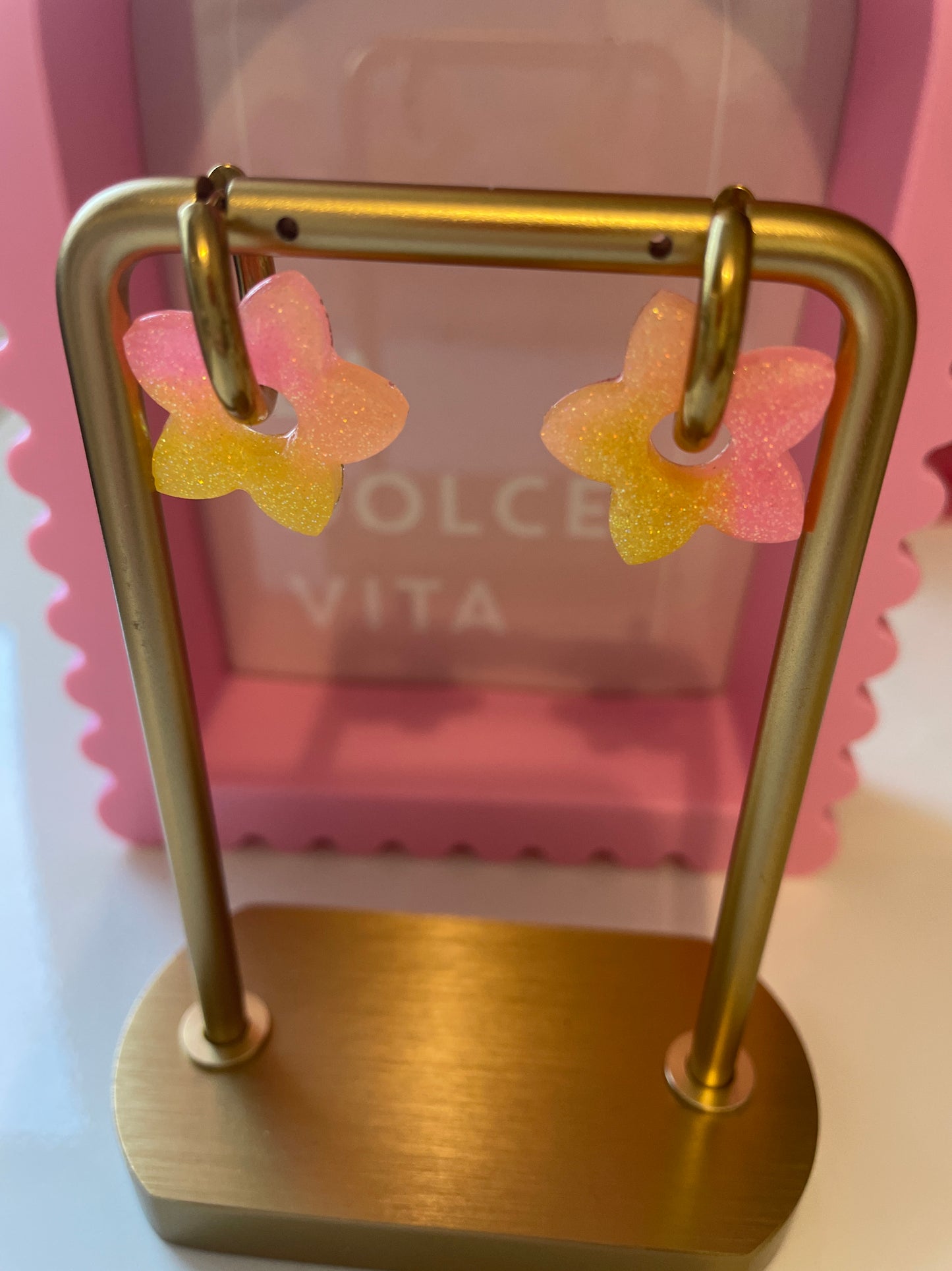 Alma – Boucles d'oreilles Fleur de Tiaré Résine & Paillettes