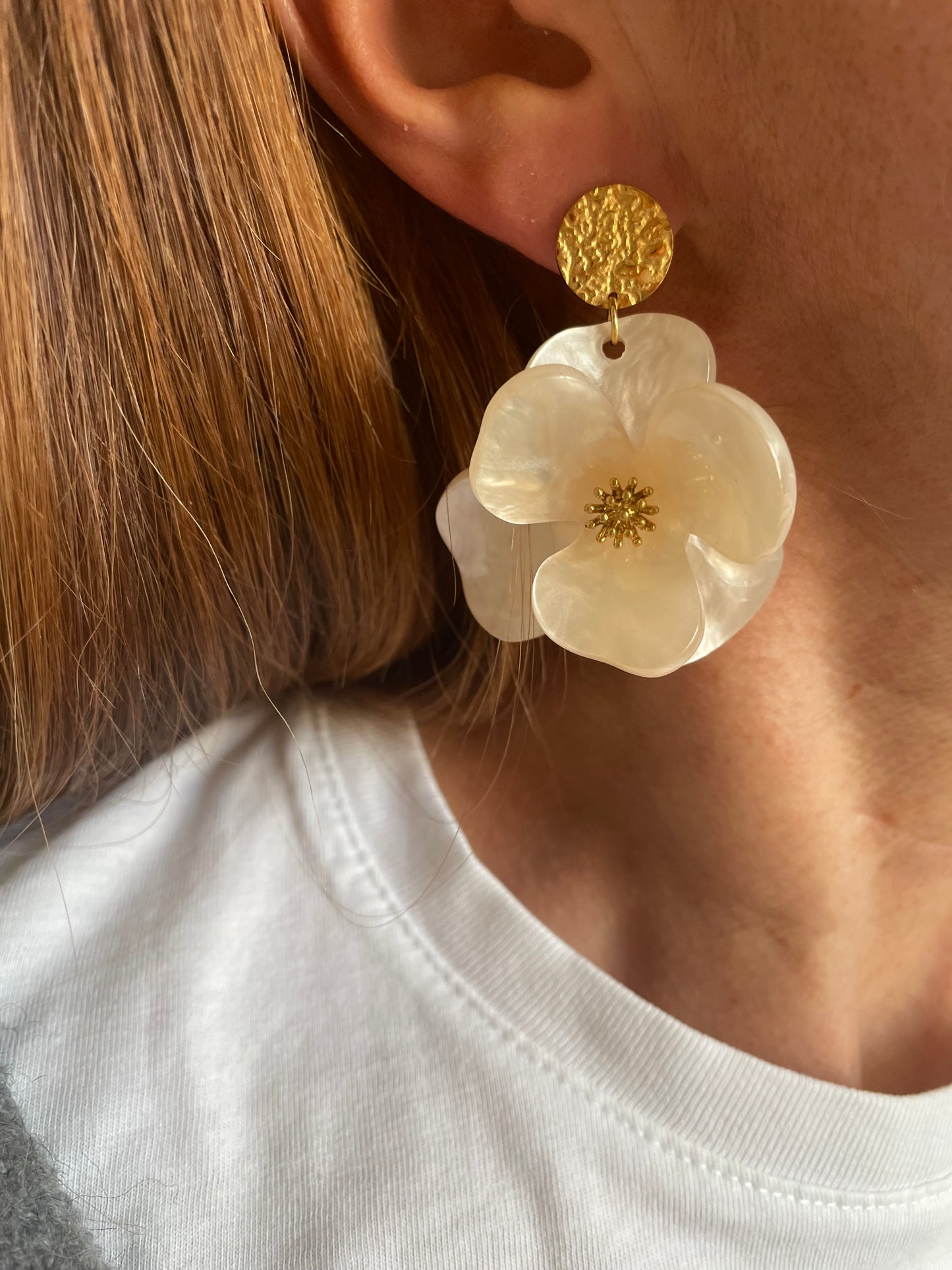 Maggie – Boucles d'oreilles Fleur Acrylique & Clou Doré Martelé