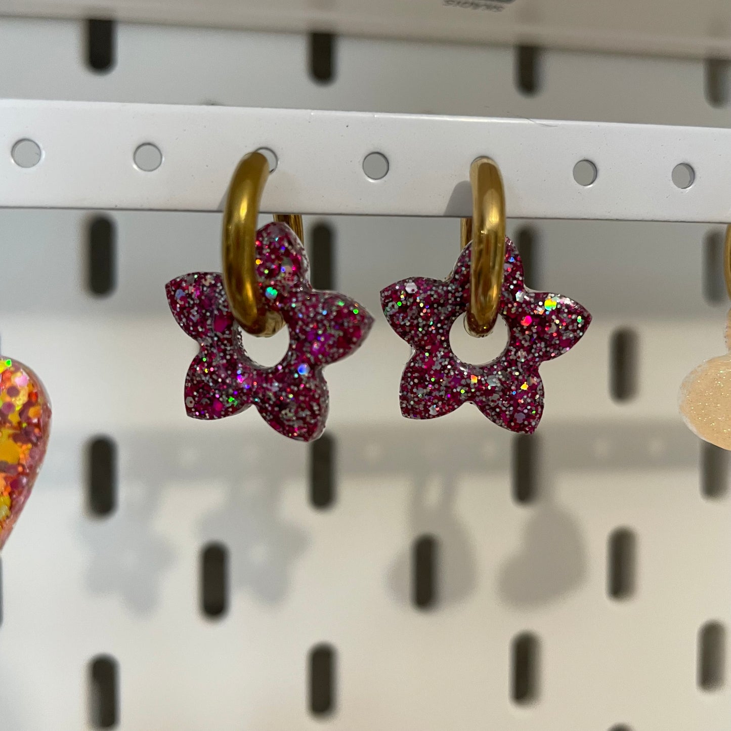 Alma – Boucles d'oreilles Fleur de Tiaré Résine & Paillettes