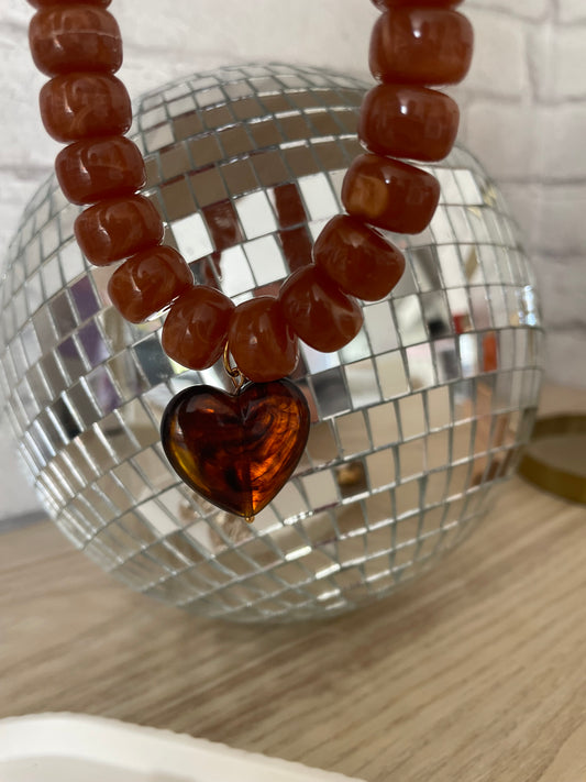 Collier Charlie - perles marbrées et cœur en résine