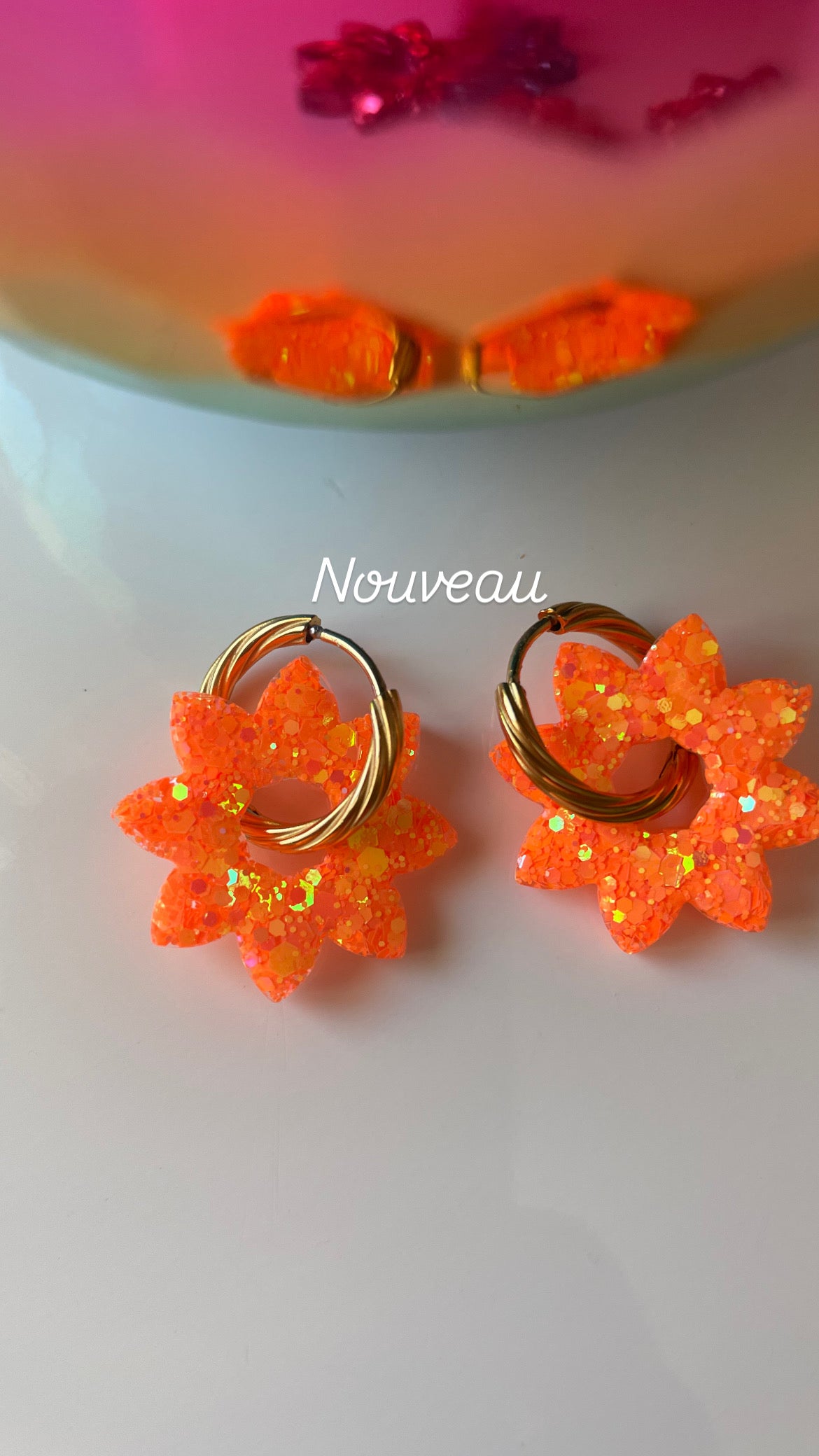 Juliette – Charm Fleur Résine sur Créoles Torsadées | Julaè Bijoux