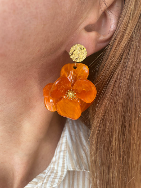 Maggie – Boucles d'oreilles Fleur Acrylique & Clou Doré Martelé