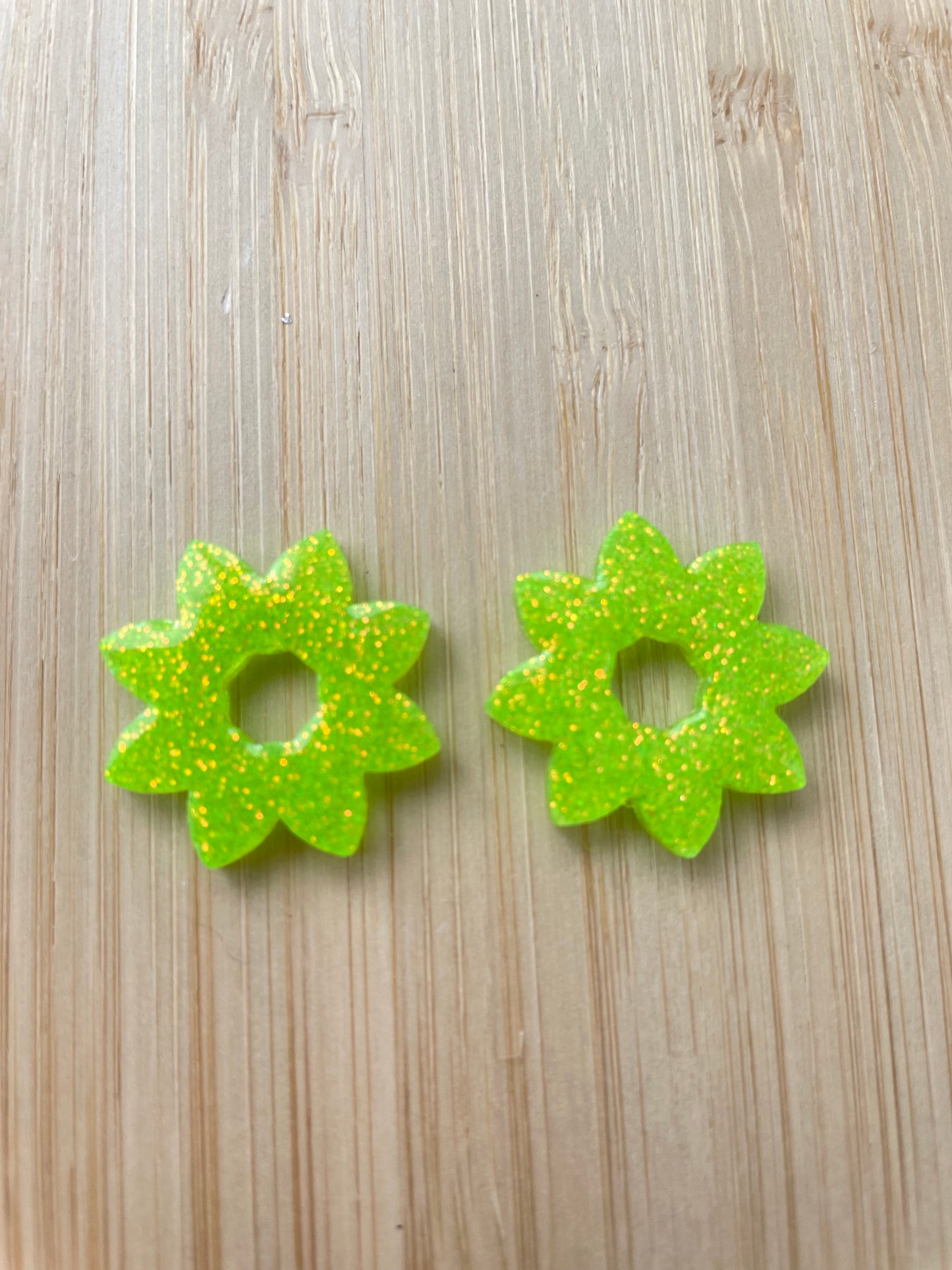 Juliette – Charm Fleur Résine sur Créoles Torsadées | Julaè Bijoux