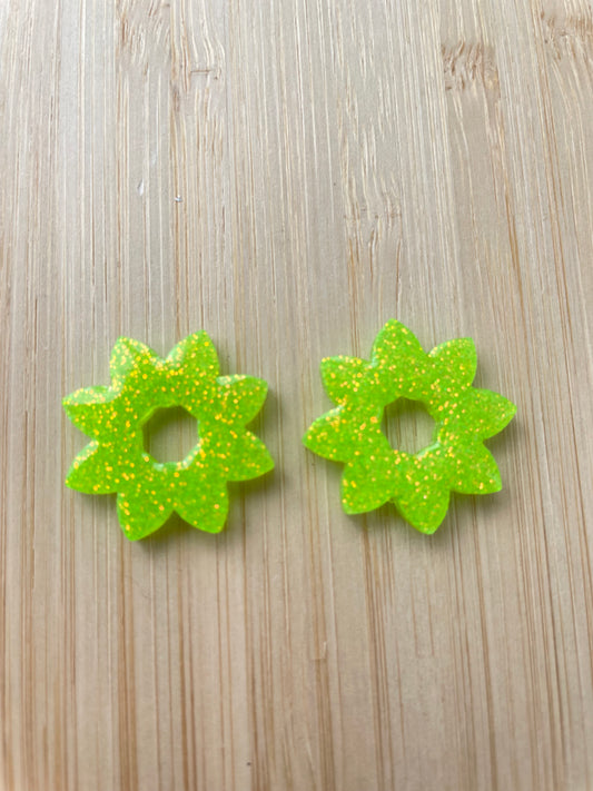 Juliette – Charm Fleur Résine sur Créoles Torsadées | Julaè Bijoux