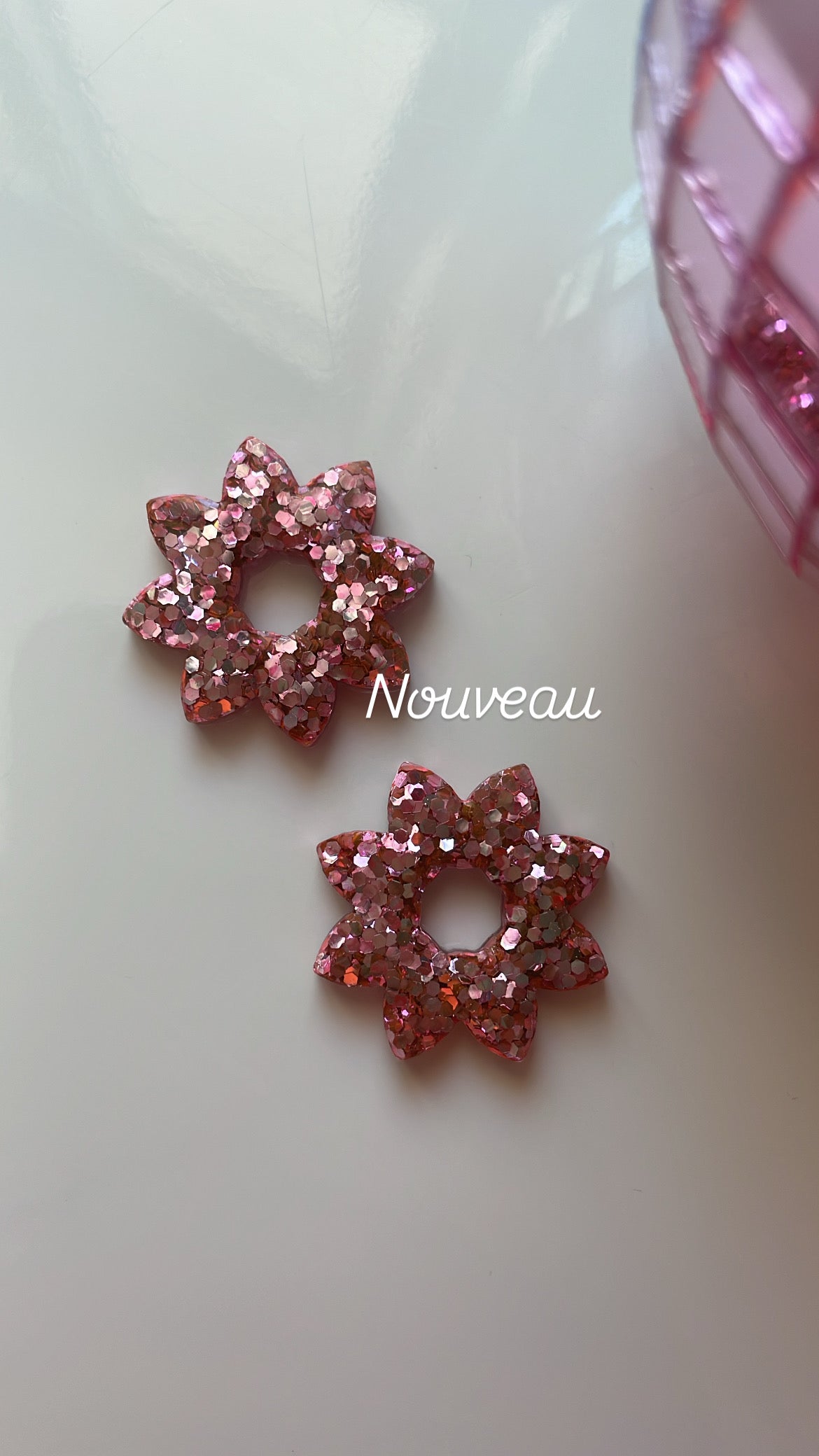 Juliette – Charm Fleur Résine sur Créoles Torsadées | Julaè Bijoux