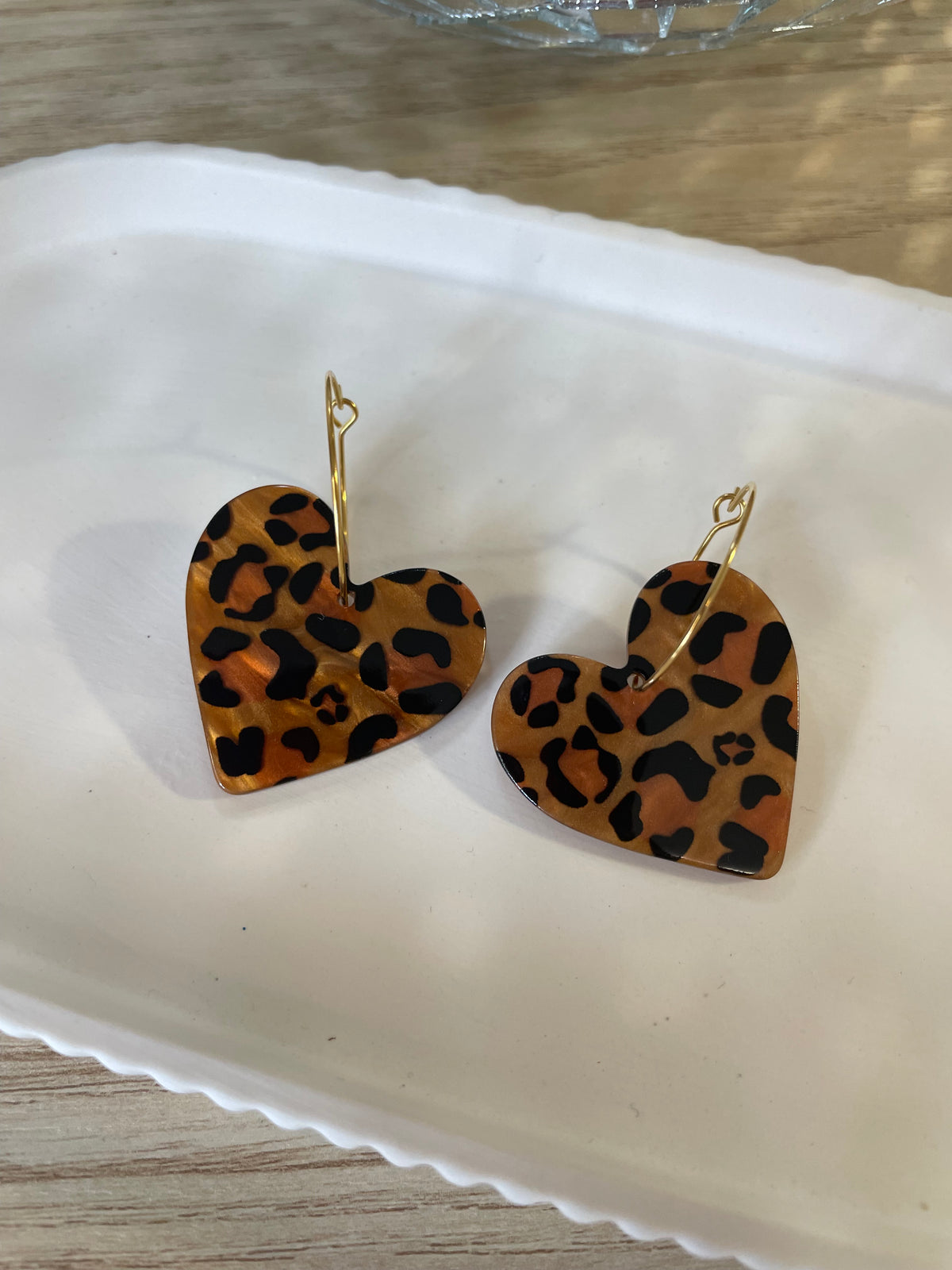 Alexis – Créoles Cœur Résine Motif Léopard | Julaè Bijoux