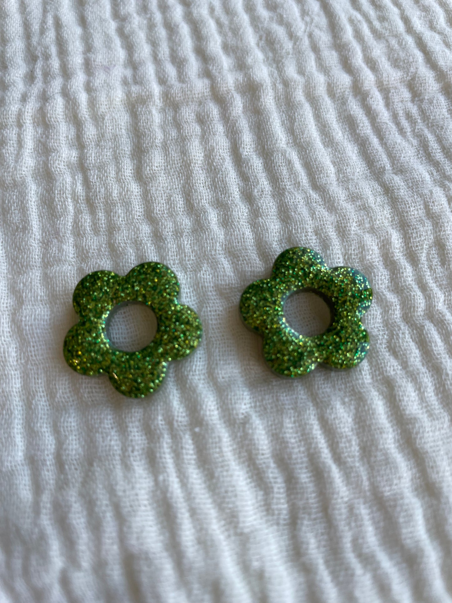 Gina – Boucles d'oreilles Fleur Résine Fait Main