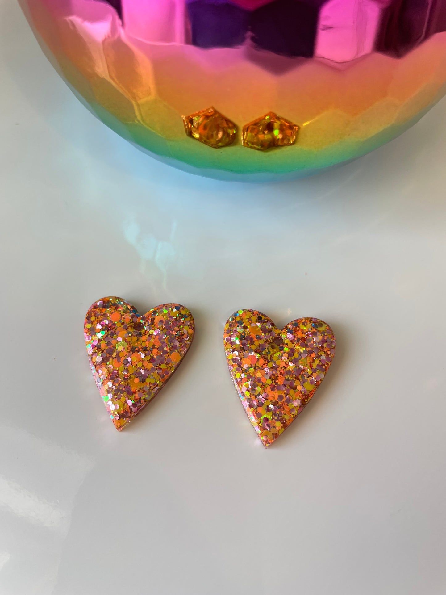 Louise – Boucles d'oreilles Cœur Résine & Paillettes