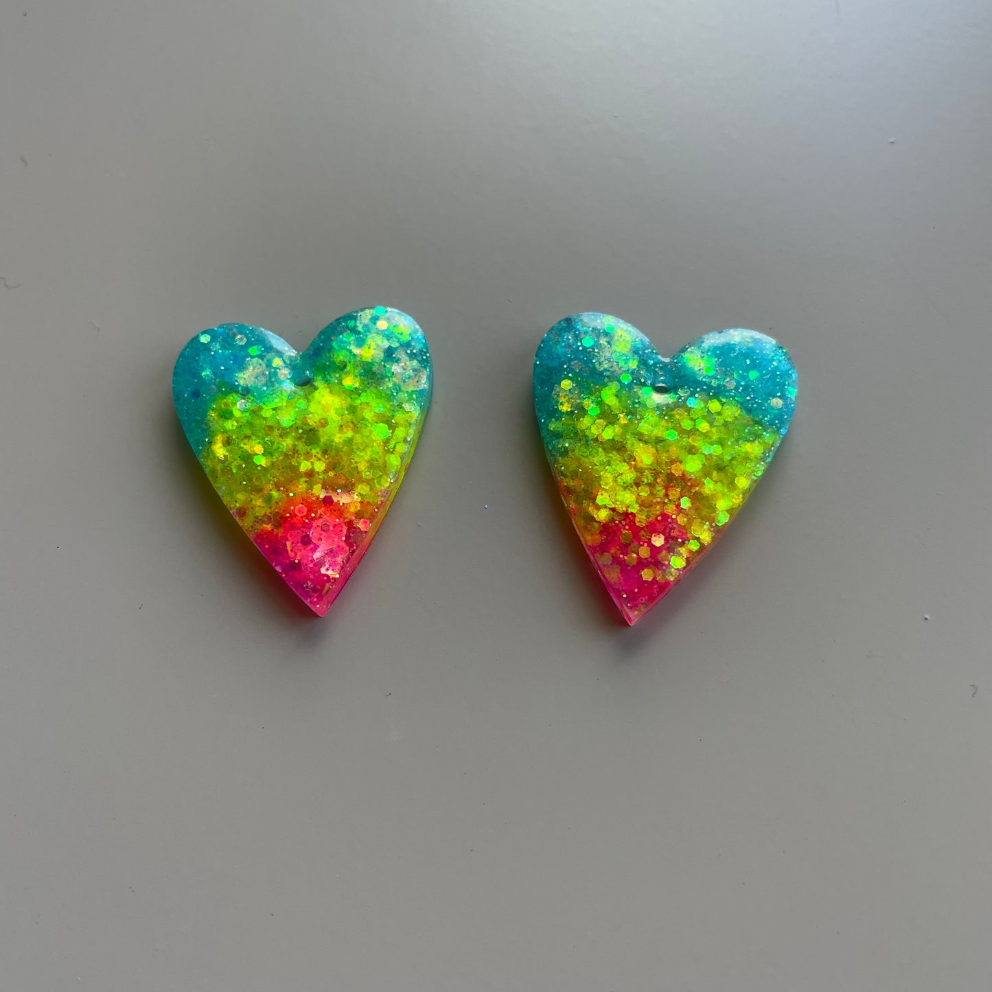 Louise – Boucles d'oreilles Cœur Résine & Paillettes