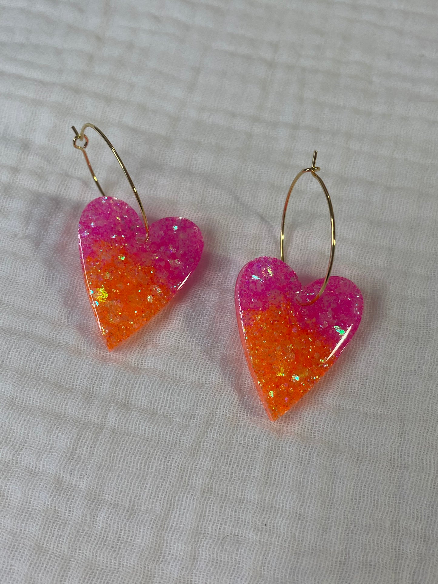 Louise – Boucles d'oreilles Cœur Résine & Paillettes