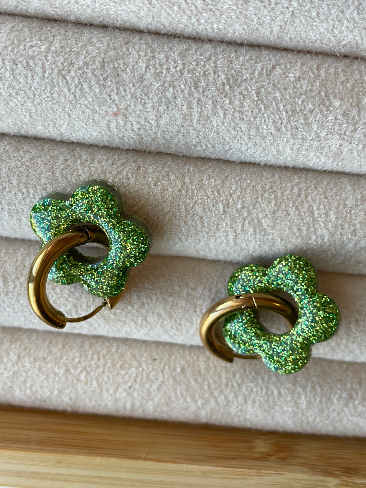 Gina – Boucles d'oreilles Fleur Résine Fait Main
