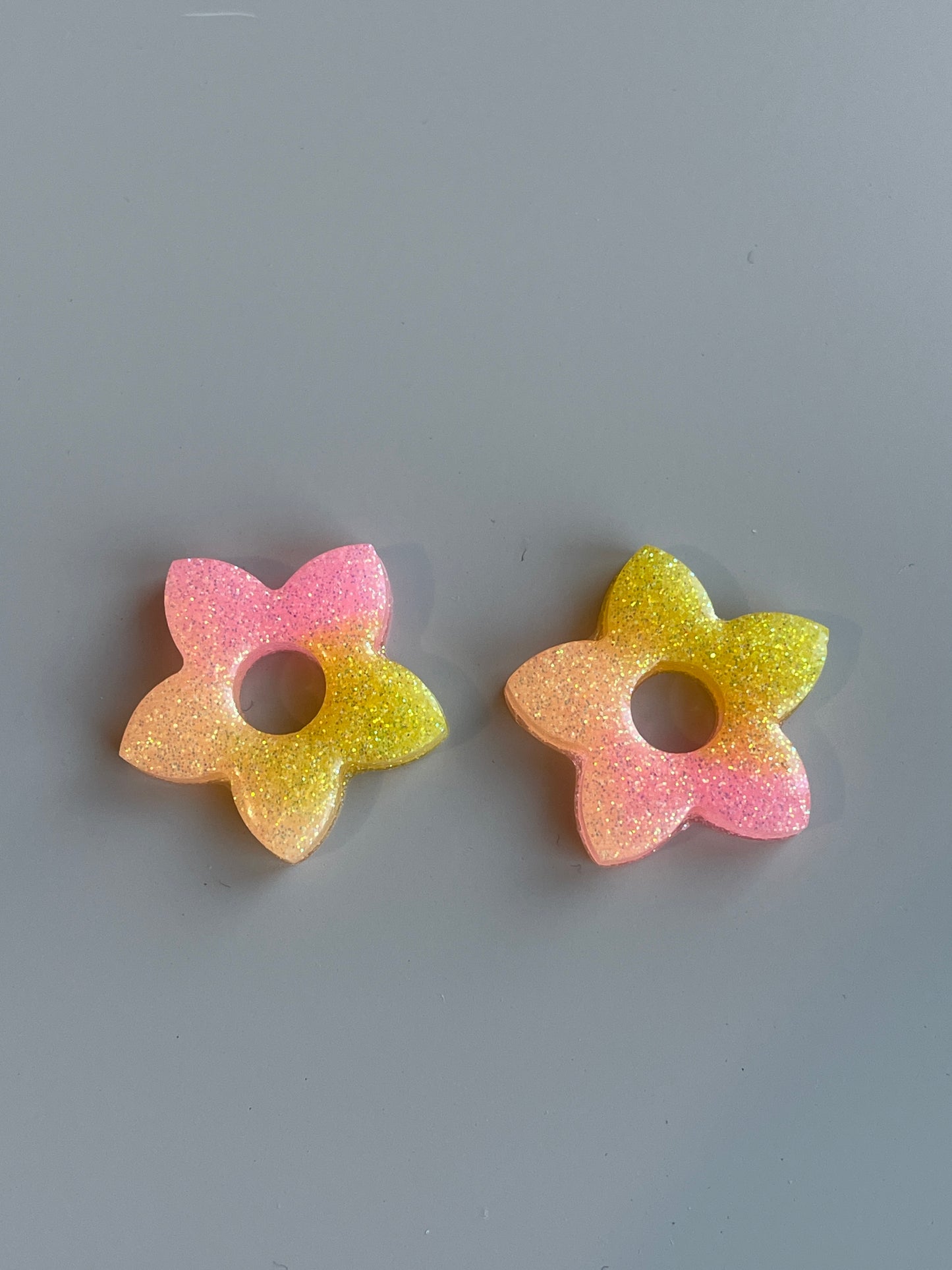 Alma – Boucles d'oreilles Fleur de Tiaré Résine & Paillettes