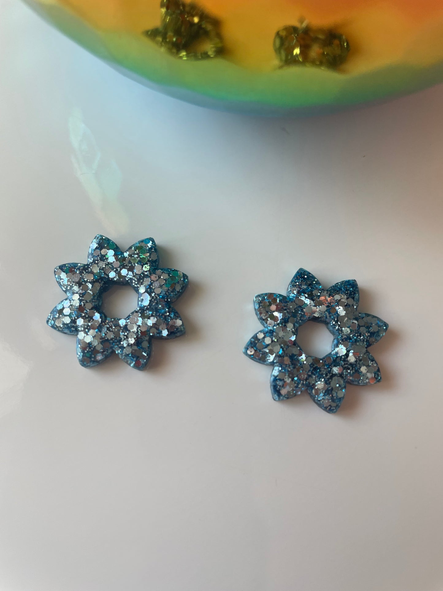Juliette – Charm Fleur Résine sur Créoles Torsadées | Julaè Bijoux