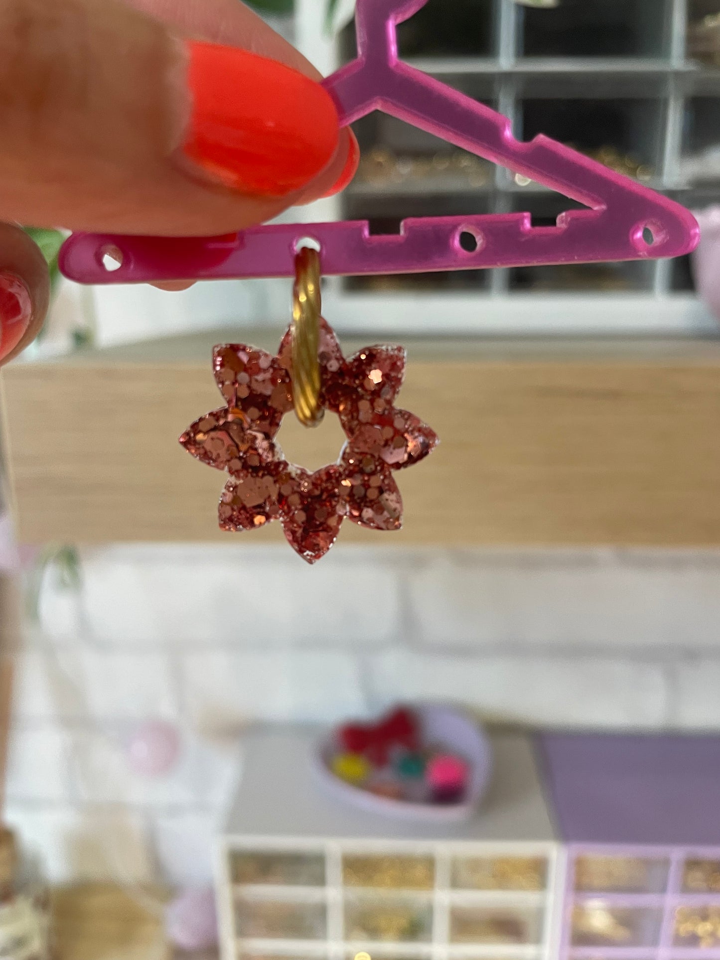 Juliette – Charm Fleur Résine sur Créoles Torsadées | Julaè Bijoux